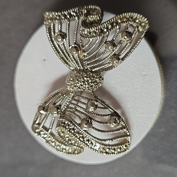 Elegant Silver Tone Bow Brooch - Picture 9 of 14